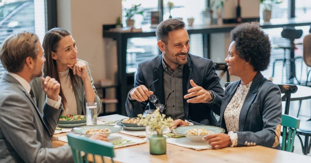 Bild welches Mitarbeiter beim Mittagessen, welches mittels Essenszuschuss auf die Swibeco-Card bezahlt wurde, zeigt.