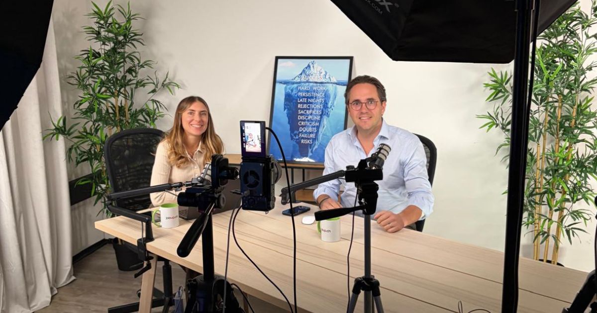 Photo d’Ivan Brustlein, CEO et fondateur de Swibeco SA, et de Mylène Bourg, médiatrice chez JobCloud, lors du tournage du webinaire dédié aux avantages collaborateurs.