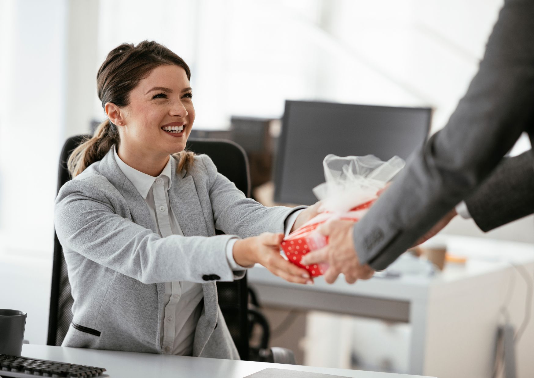 Collaboratrice qui reçoit un cadeau défiscalisé de la part de son employeur